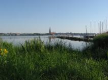 Blick auf Schleswig bei blauem Himmel