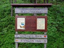 am kleinen See Blåvåtterna gibt der Hallandsleden den Stab an den Bohusleden ab.